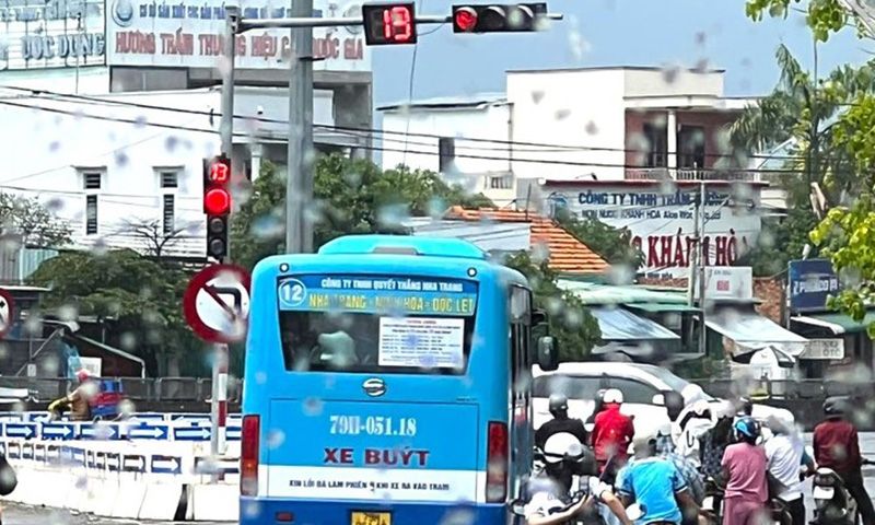 Lắp các bộ đèn tín hiệu giao thông đếm lùi tại thị xã Ninh Hòa