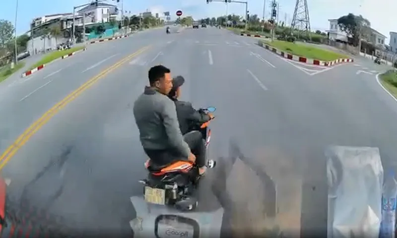 Chạy xe máy lạng lách không đội mũ bảo hiểm