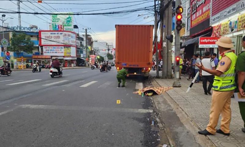 Dừng xe chờ đèn đỏ, bị xe tải từ phía sau tới đụng tử vong