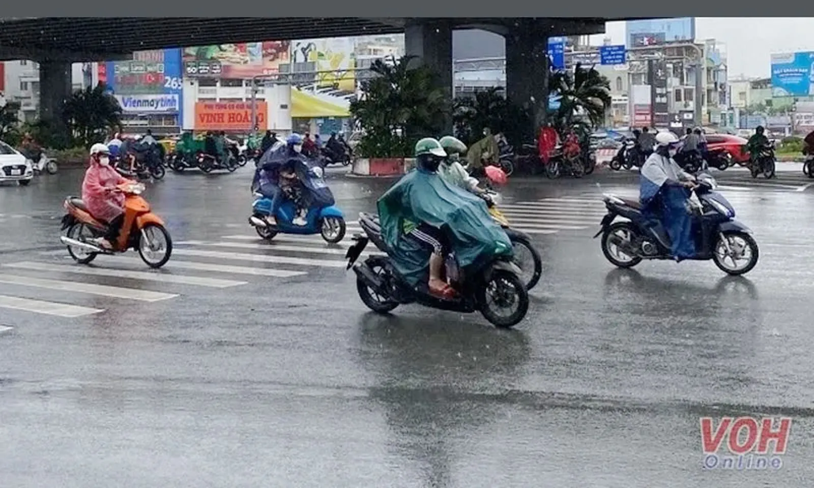 Miền Bắc tiếp tục mưa lớn, Miền Nam ngày nắng, chiều tối có mưa