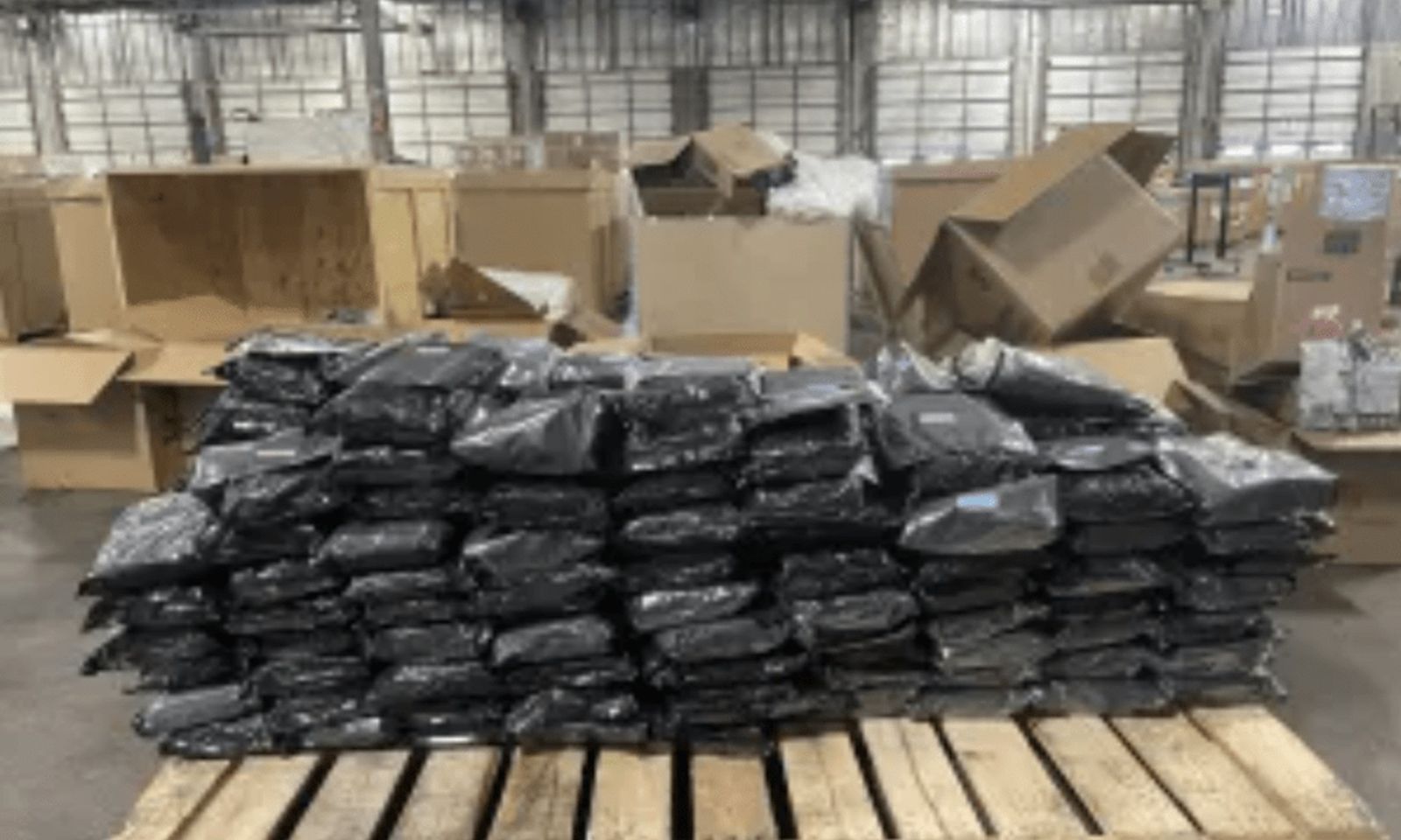 Phát hiện hơn 90 kg cần sa ngụy trang trong lô hàng quần yếm nam
