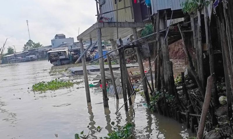 Sạt lở 10 ngôi nhà ven bờ sông Ông Chưởng, An Giang