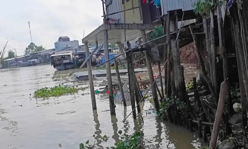 Sạt lở 10 ngôi nhà ven bờ sông Ông Chưởng, An Giang