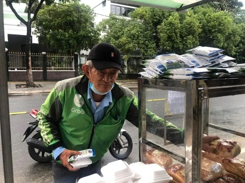 voh-9-nam-nuoi-tu-banh-mi-0-dong-cua-nguoi-dan-ong-giau-long-nhan-ai-2