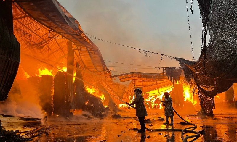 Cháy lớn tại xưởng nón bảo hiểm ở Vĩnh Phúc
