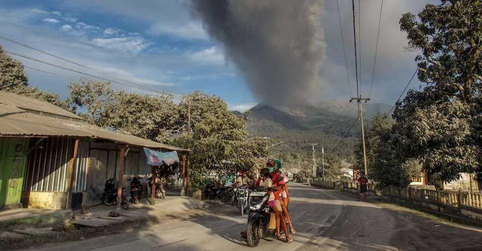 check-afp-indonesian-villages-told-to-evacuate-as-volcano-alert-hits-highest-level-67adcd9bab48e_600