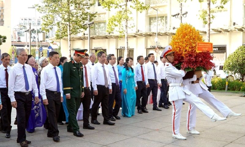 Lãnh đạo TPHCM dâng hoa tưởng niệm Chủ tịch Hồ Chí Minh