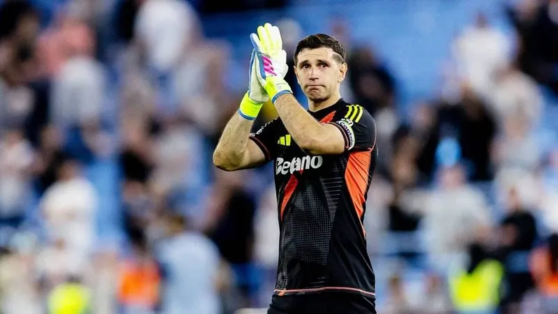 Emiliano Martinez khóc trong trận đáu cuối của Aston Villa trên sân nhà mùa này. Ảnh: Internet