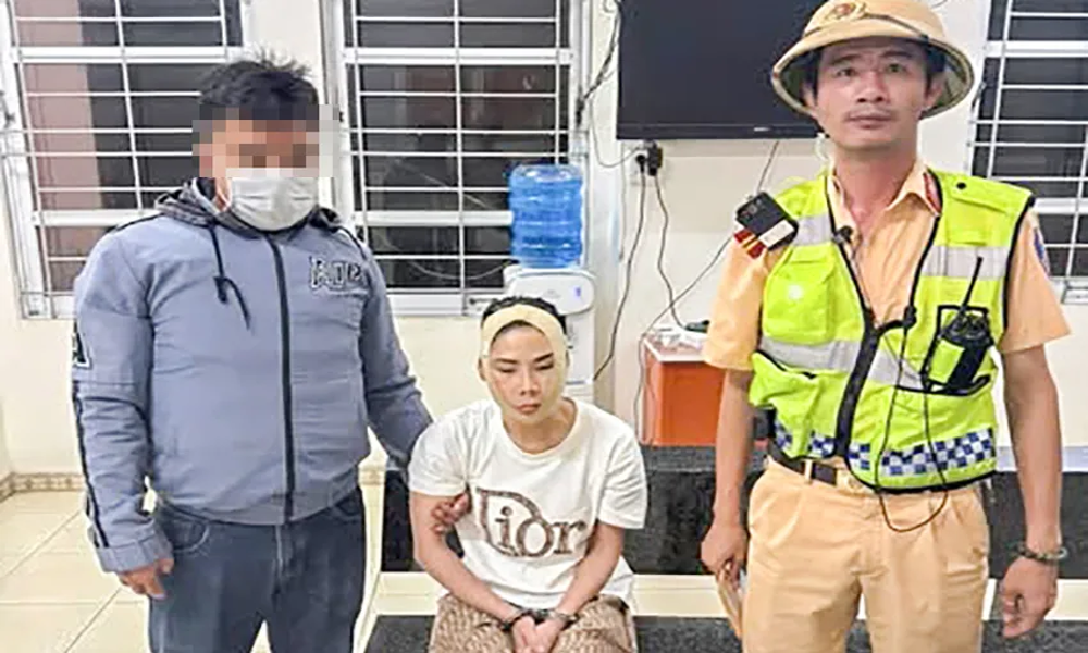 Bị truy nã, nữ nghi phạm ma túy bị bắt khi đang trên xe khách trốn vào Nam