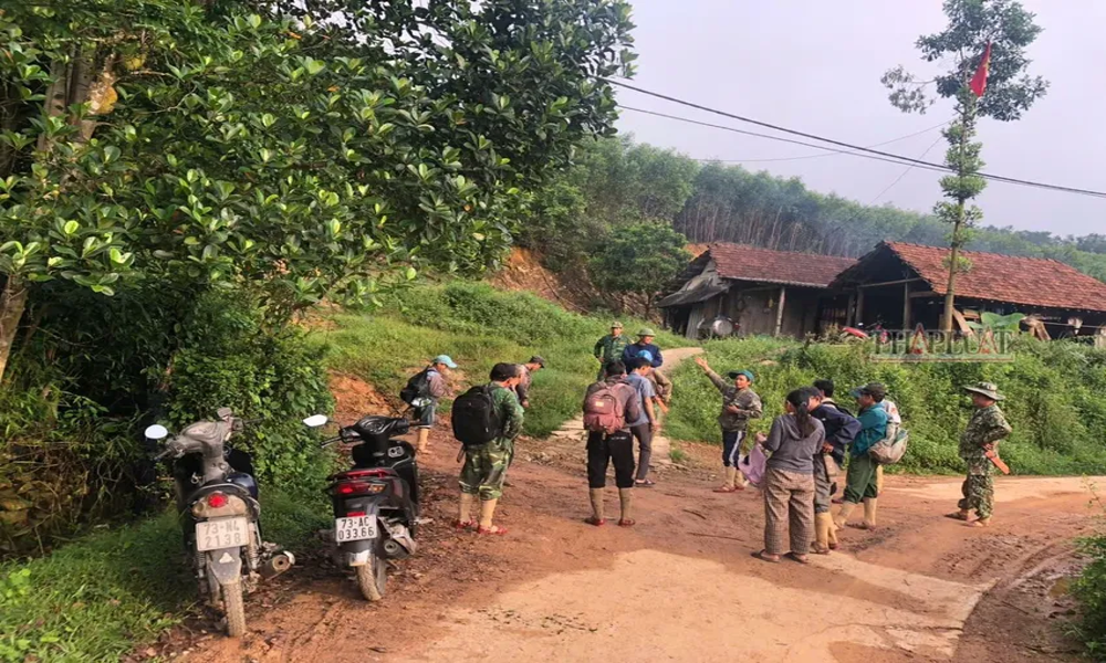 Cả làng trắng đêm tìm người đàn ông mất tích khi đi tìm mật ong trong rừng