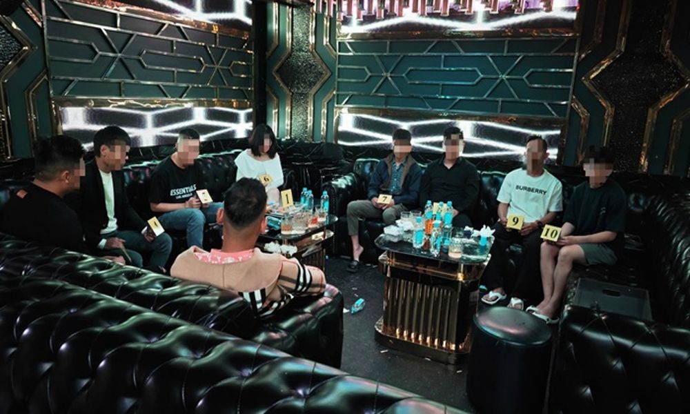Bắt quả tang 16 người dương tính ma túy trong quán bar SKY