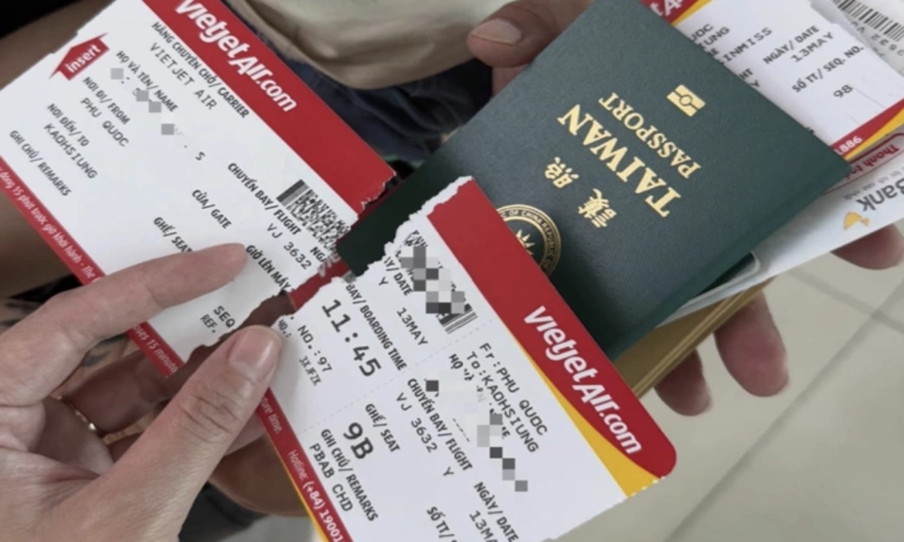 Cán bộ bị đình chỉ vì to tiếng, xé vé máy bay của hành khách