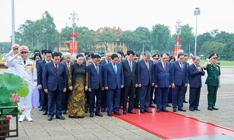 Kỷ niệm 135 năm Ngày sinh Chủ tịch Hồ Chí Minh: Lãnh đạo Đảng, Nhà nước vào Lăng viếng Bác