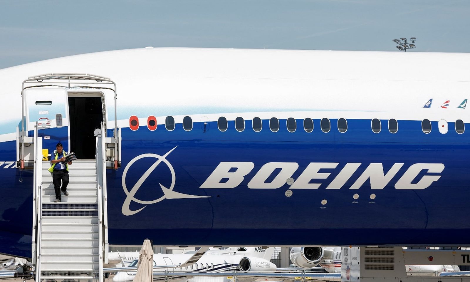 Ba Lan tịch thu 5 tấn lốp máy bay Boeing đang trên đường tới Nga