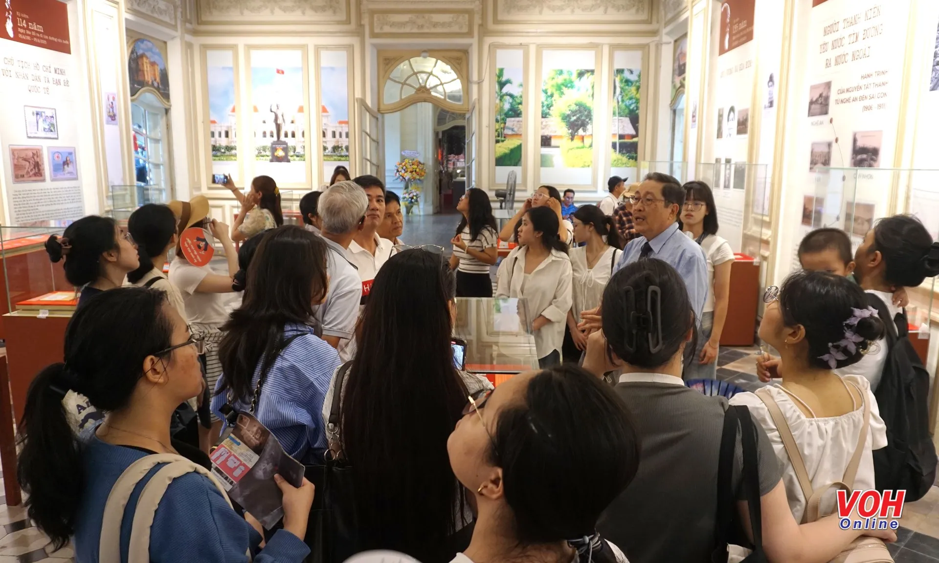 “Hành trình theo chân Bác qua sưu tập tem và bưu ảnh” thu hút người dân TPHCM