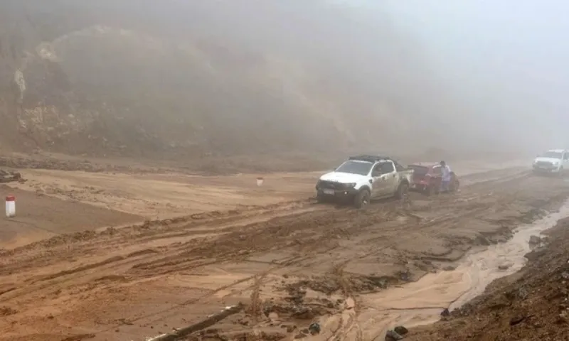 Mưa lớn, sạt lở làm 16 người thương vong 