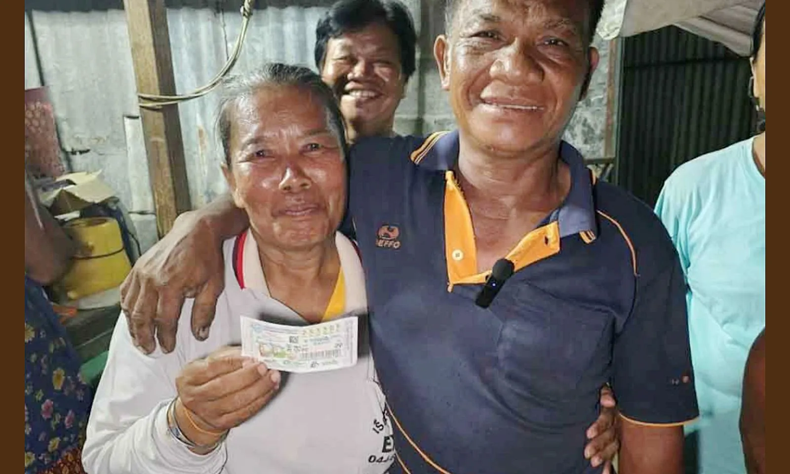 Thái Lan: Tình cờ mua vé số ngoài đồng, vợ chồng nông dân trúng hơn 4,6 tỷ đồng