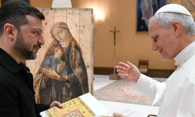 Ông Zelensky gặp Giáo hoàng Leo XIV, tặng quà từ mảnh vỡ chiến tranh 