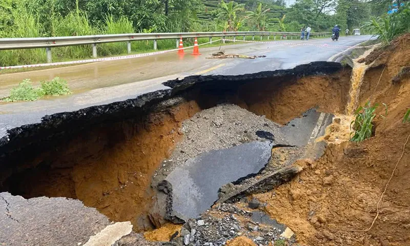Sạt lở nghiêm trọng quốc lộ 4D qua Lai Châu