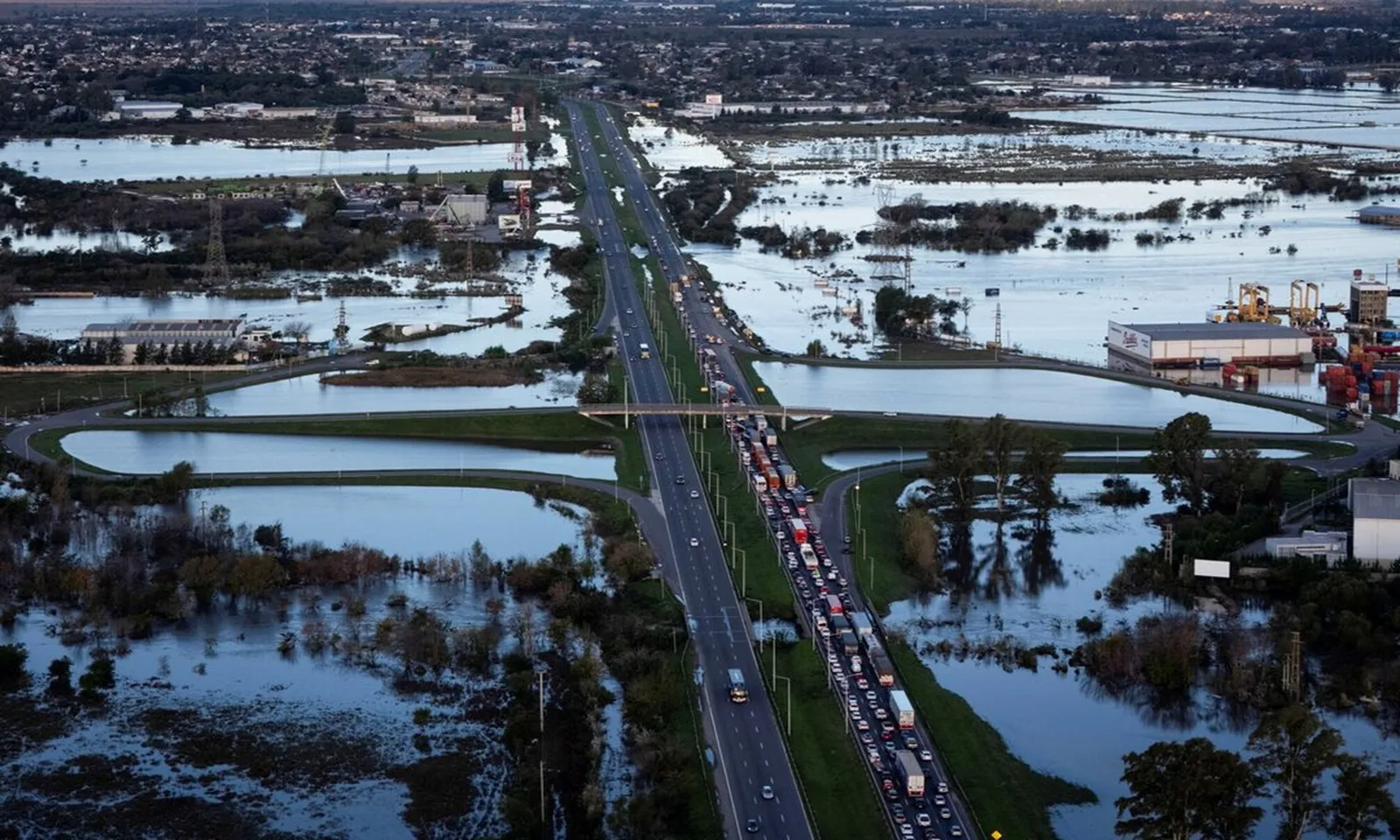 Argentina: Mưa lớn gây ngập nặng, đe dọa vụ thu hoạch đậu nành và ngô