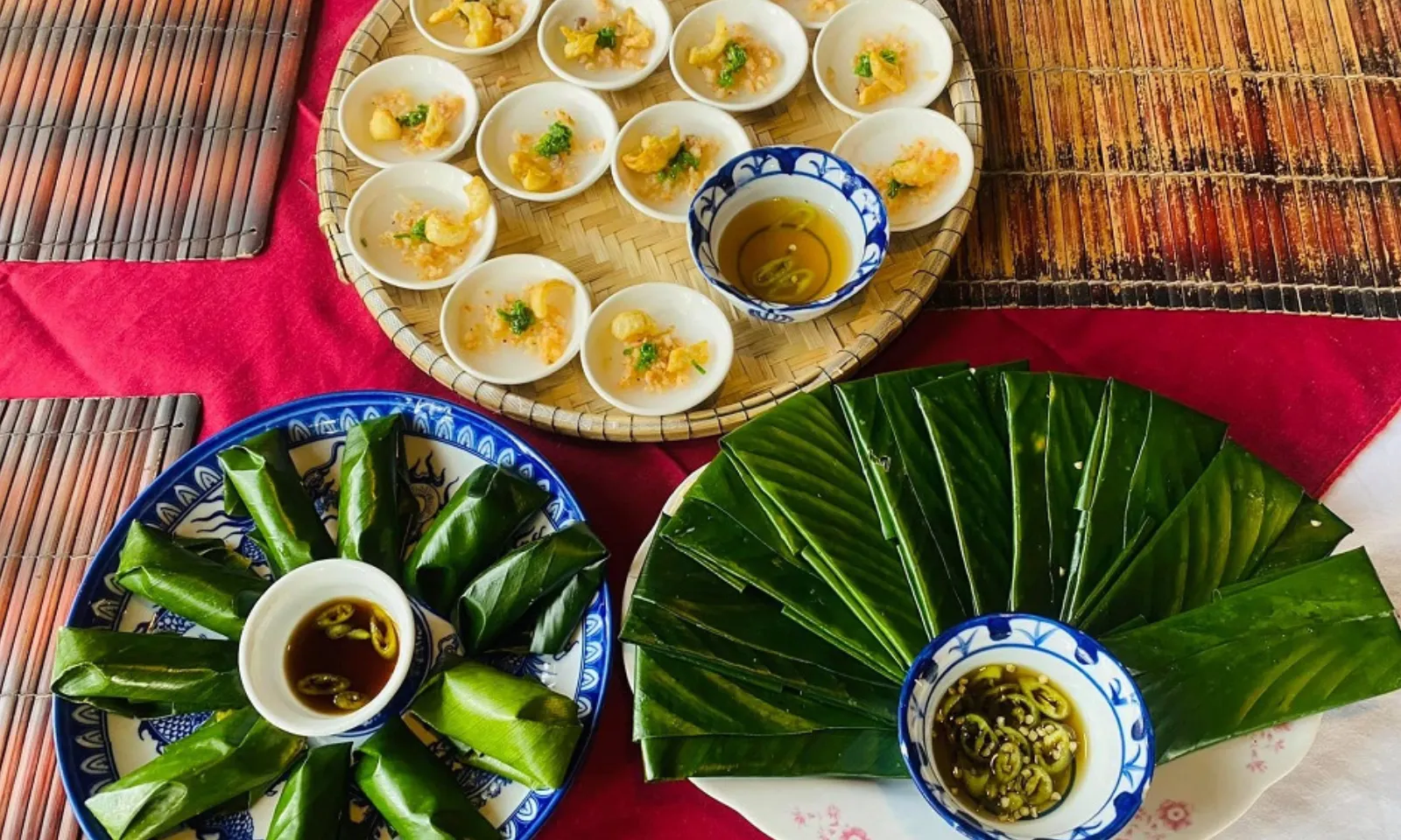 Việt Nam kỳ thú: Ẩm thực Huế trong hình hài ba chiếc bánh nhỏ