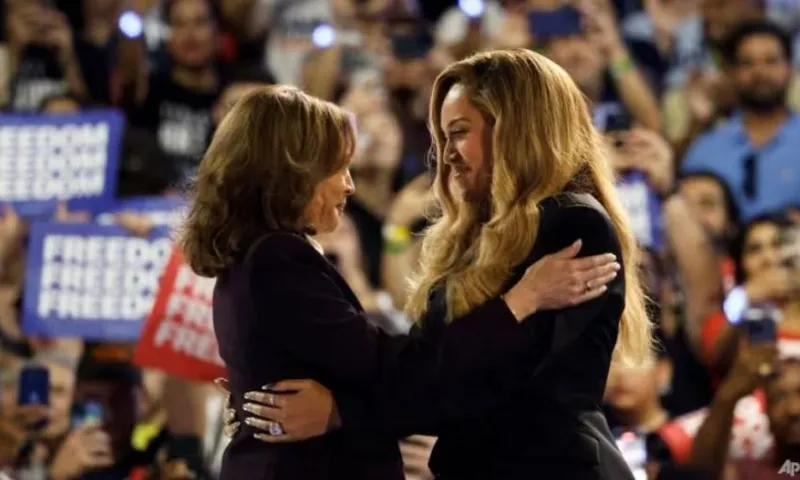 Ông Trump đòi điều tra loạt sao ủng hộ Harris