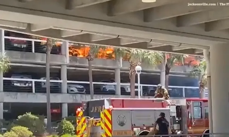 Lửa đang cháy trên tầng 3 bãi đỗ xe