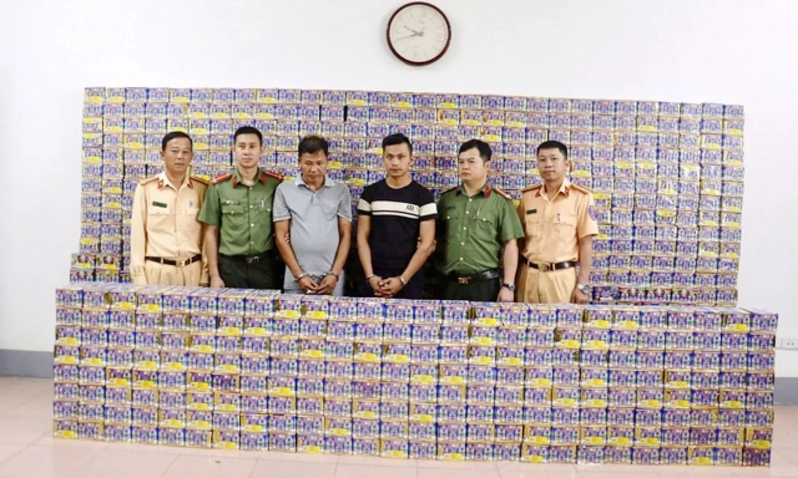 Bắt giữ hai đối tượng vận chuyển 1,5 tấn pháo nổ từ nước ngoài về Việt Nam