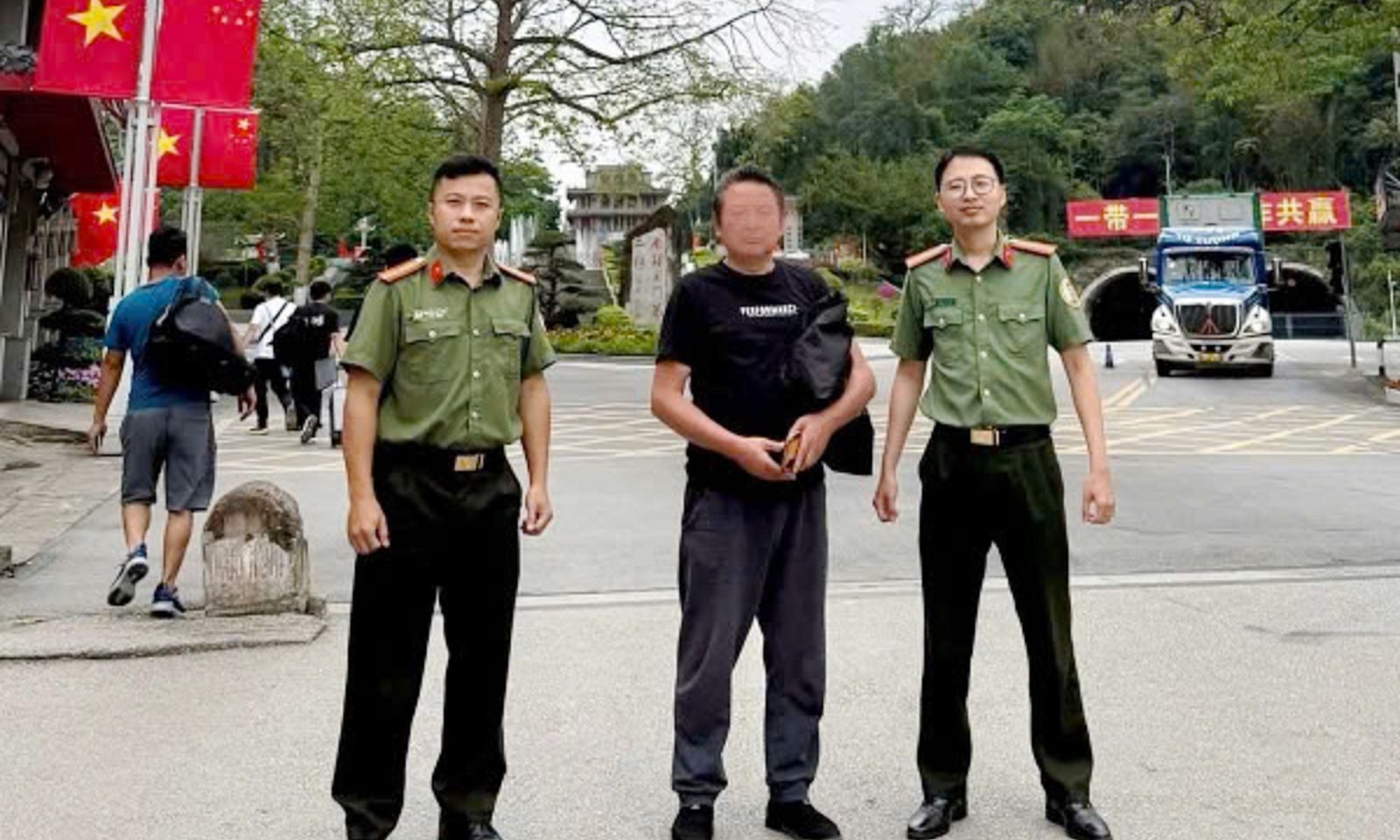 Trục xuất người đàn ông nước ngoài giả làm nhà sư đi khất thực