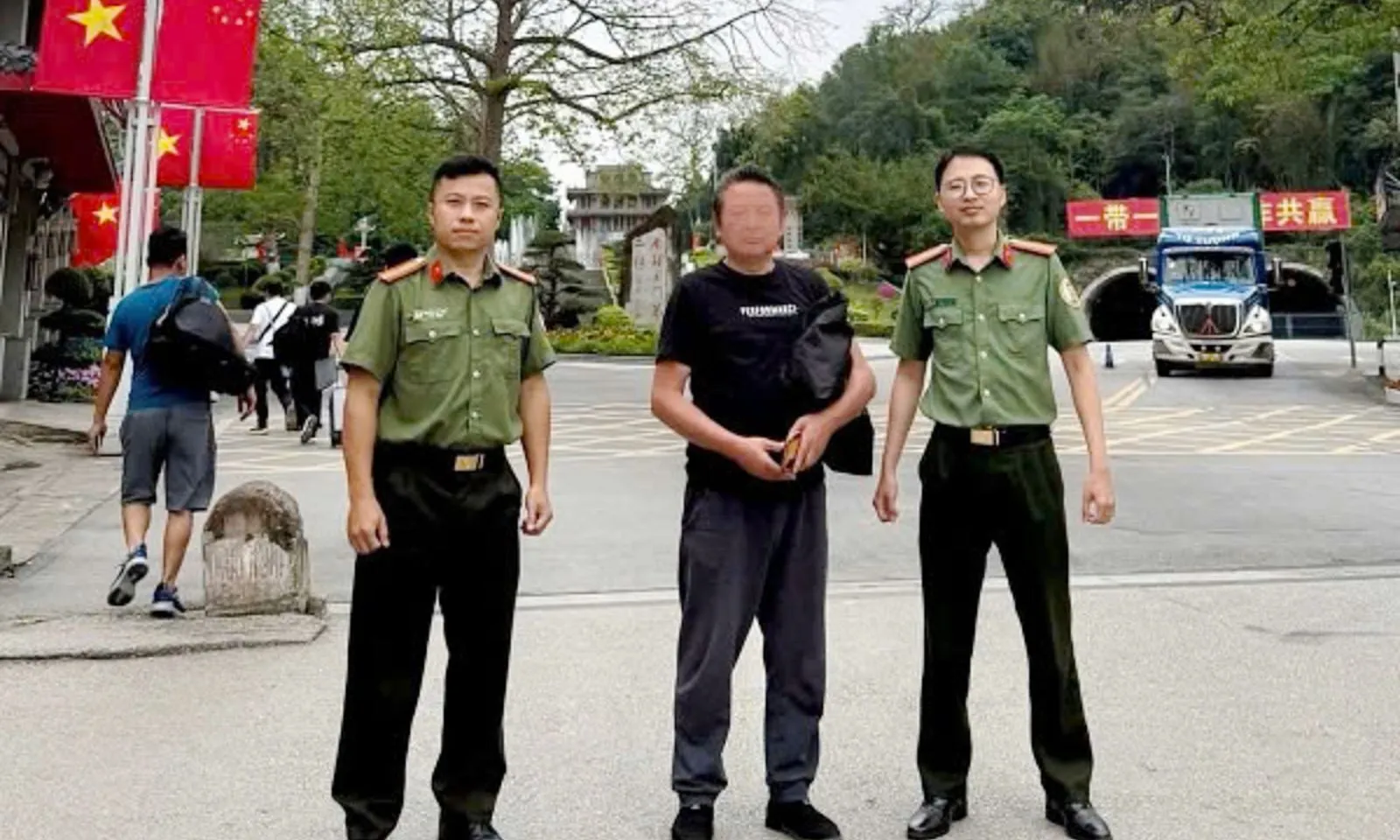 Trục xuất người đàn ông nước ngoài giả làm nhà sư đi khất thực