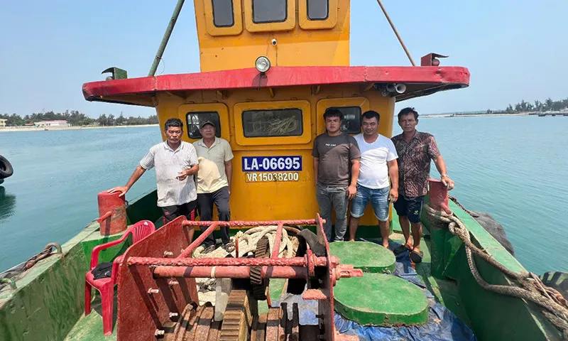 Yêu cầu trục vớt tàu kéo vụ chìm sà lan 9 người chết, mất tích