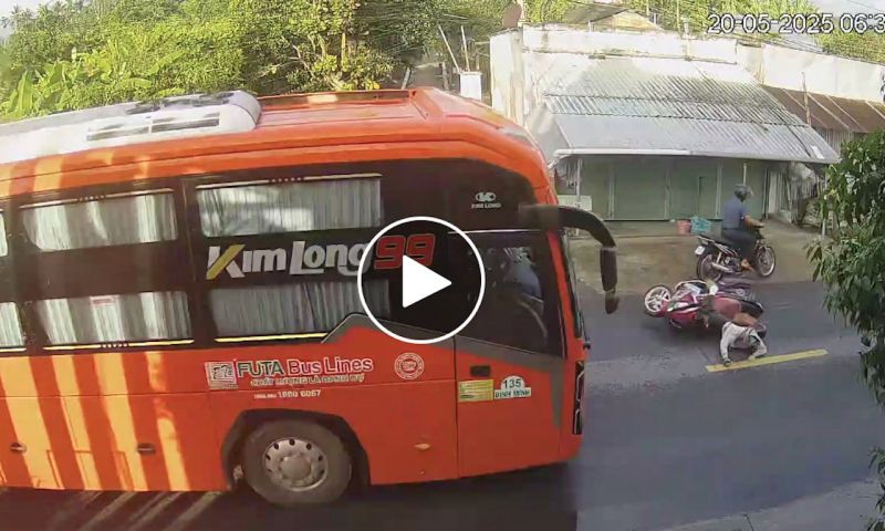 Cô gái đi xe máy trượt ngã xuống đường va chạm xe khách bị tử vong tại chỗ