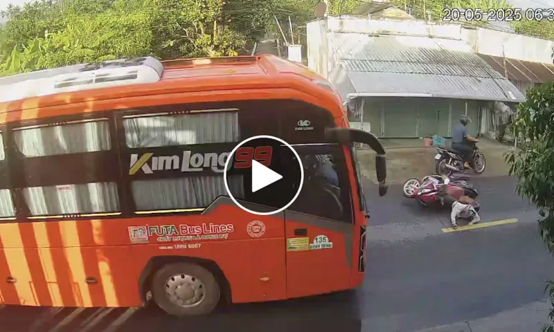 Cô gái đi xe máy trượt ngã xuống đường va chạm xe khách bị tử vong tại chỗ