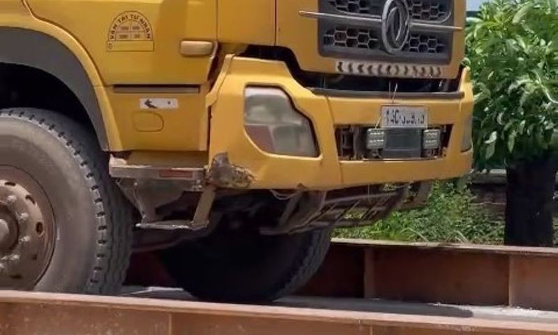 Hai chủ xe bị phạt hơn 100 triệu đồng vì chở quá tải