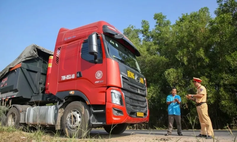 TPHCM đề xuất bỏ phù hiệu giấy, quản lý vận tải hoàn toàn số hóa