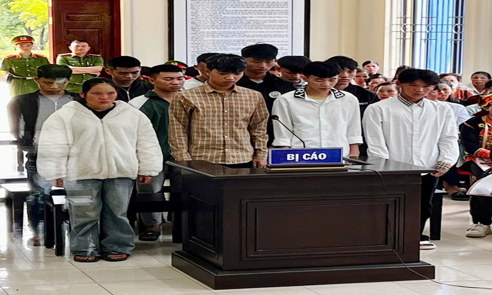 11 thanh thiếu niên mang hung khí tấn công người đi đường gây chết người