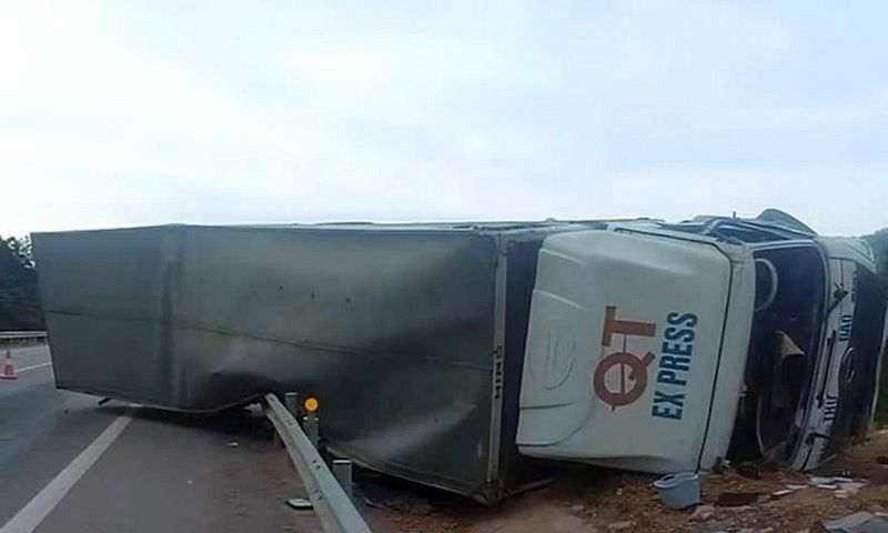 Lật xe tải trên cao tốc Cam Lộ - La Sơn khiến hai người bị thương