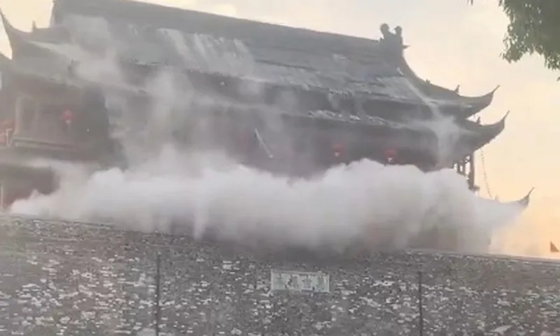 Video clip: Mái ngói tòa tháp cổ 650 năm tuổi ở Trung Quốc bất ngờ đổ sụp