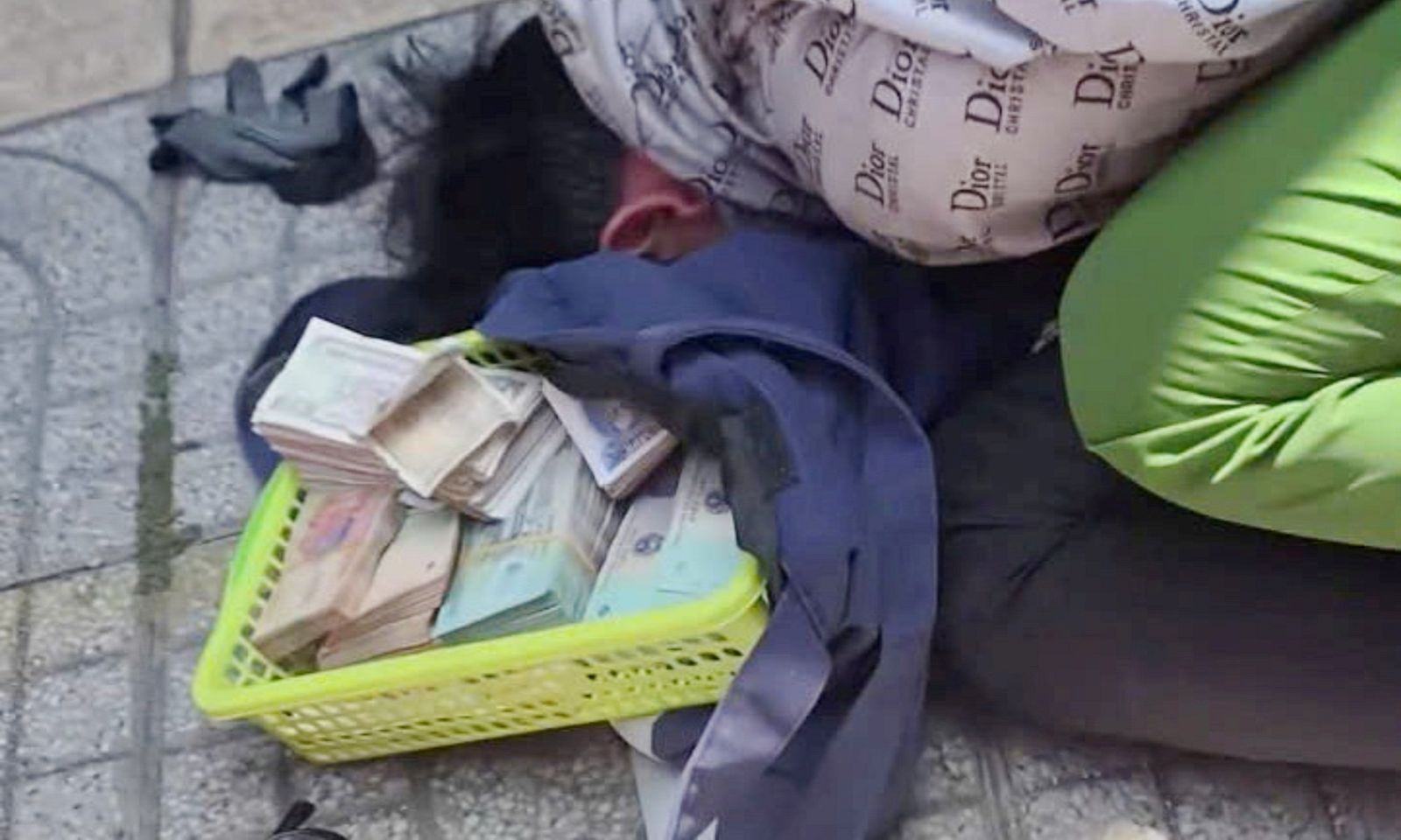 Dùng dao xông vào ngân hàng cướp tiền giữa trưa, nghi phạm bị bắt tại chỗ