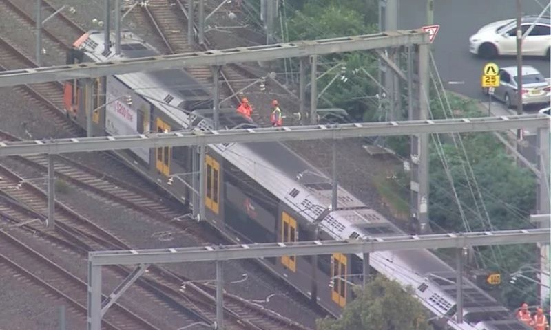 Giải cứu hàng trăm hành khách trên tàu ở Australia sau khi bị cáp điện rơi trúng