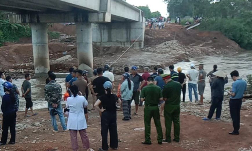 7 thanh thiếu niên đi tắm suối bị lũ cuốn, 1 người chết, 3 người mất tích