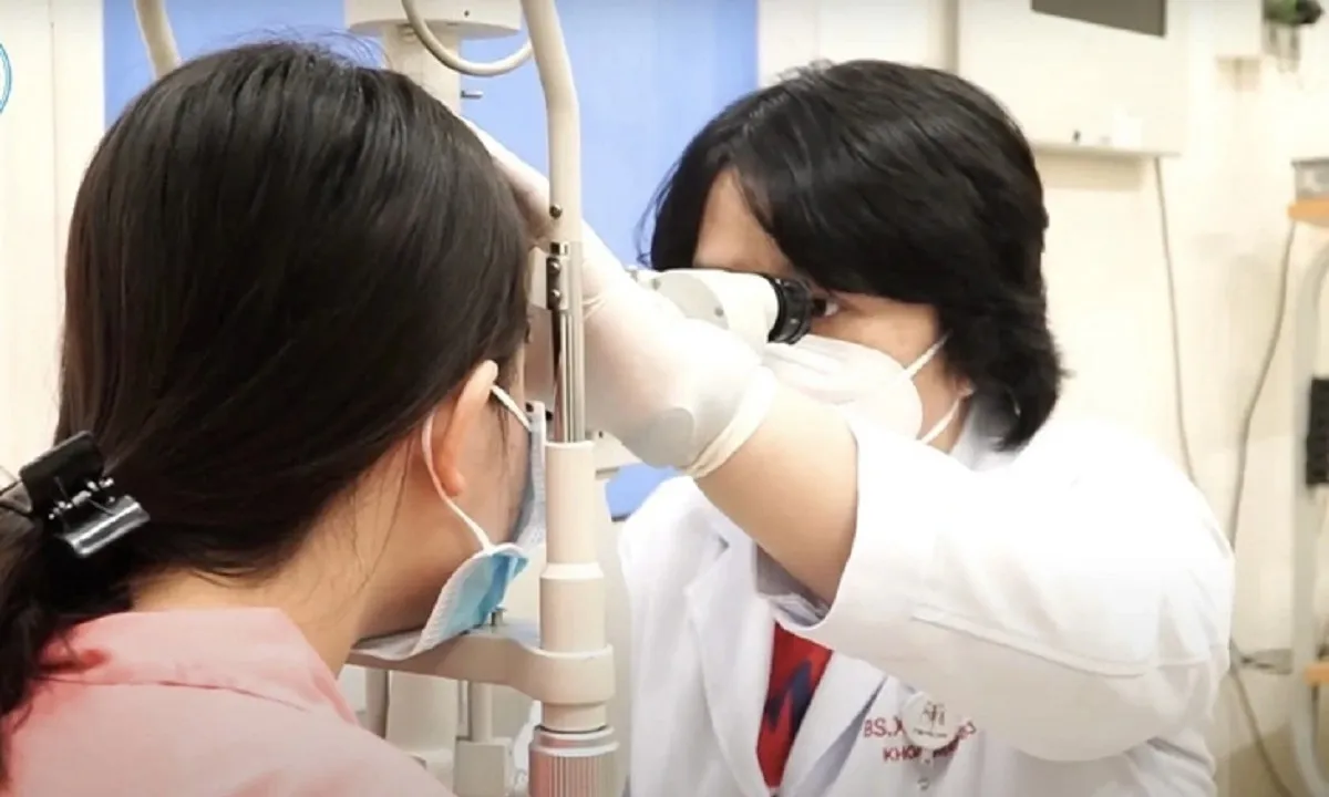 khám mắt bệnh nhân bị mù sau tiêm filler-bvcc