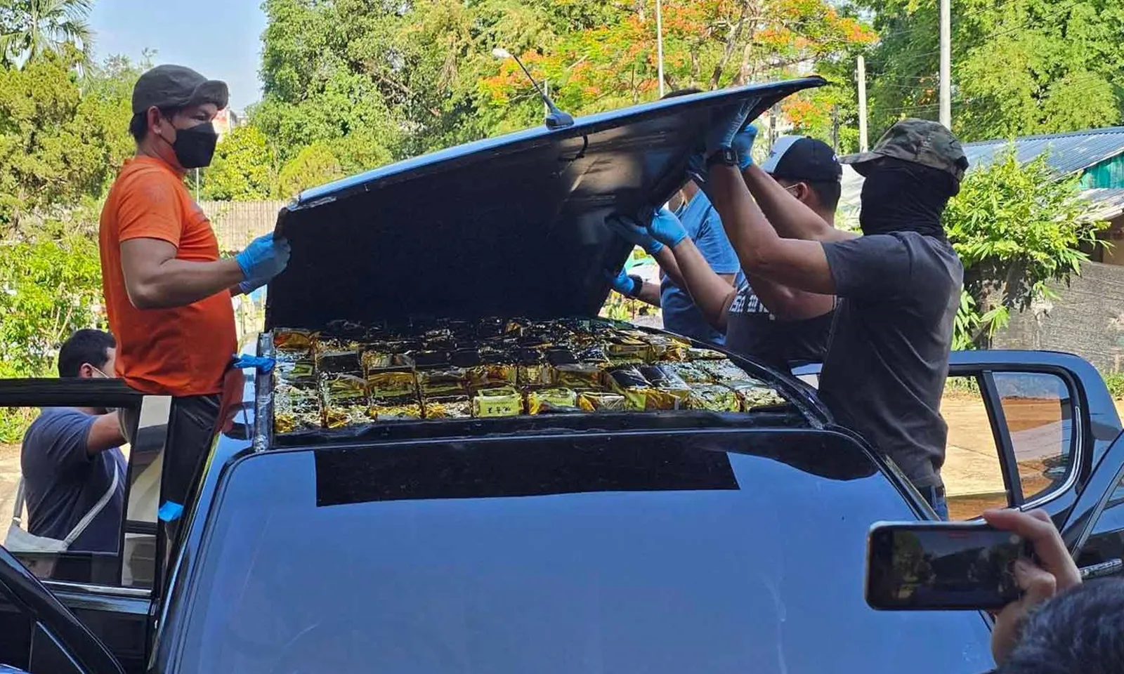 Phát hiện 100kg ma túy giấu trên nóc xe ô tô tại biên giới