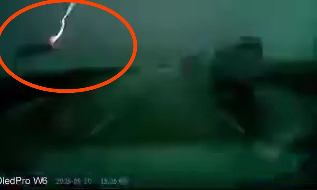 Video clip: Hú hồn, tia sét suýt đánh trúng ôtô đang lưu thông trên cao tốc Pháp Vân