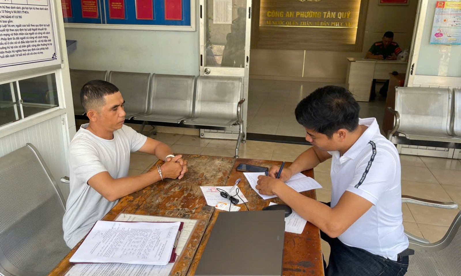 Bắt đối tượng truy nã chuyên lừa đảo làm giấy chứng nhận quyền sử dụng đất