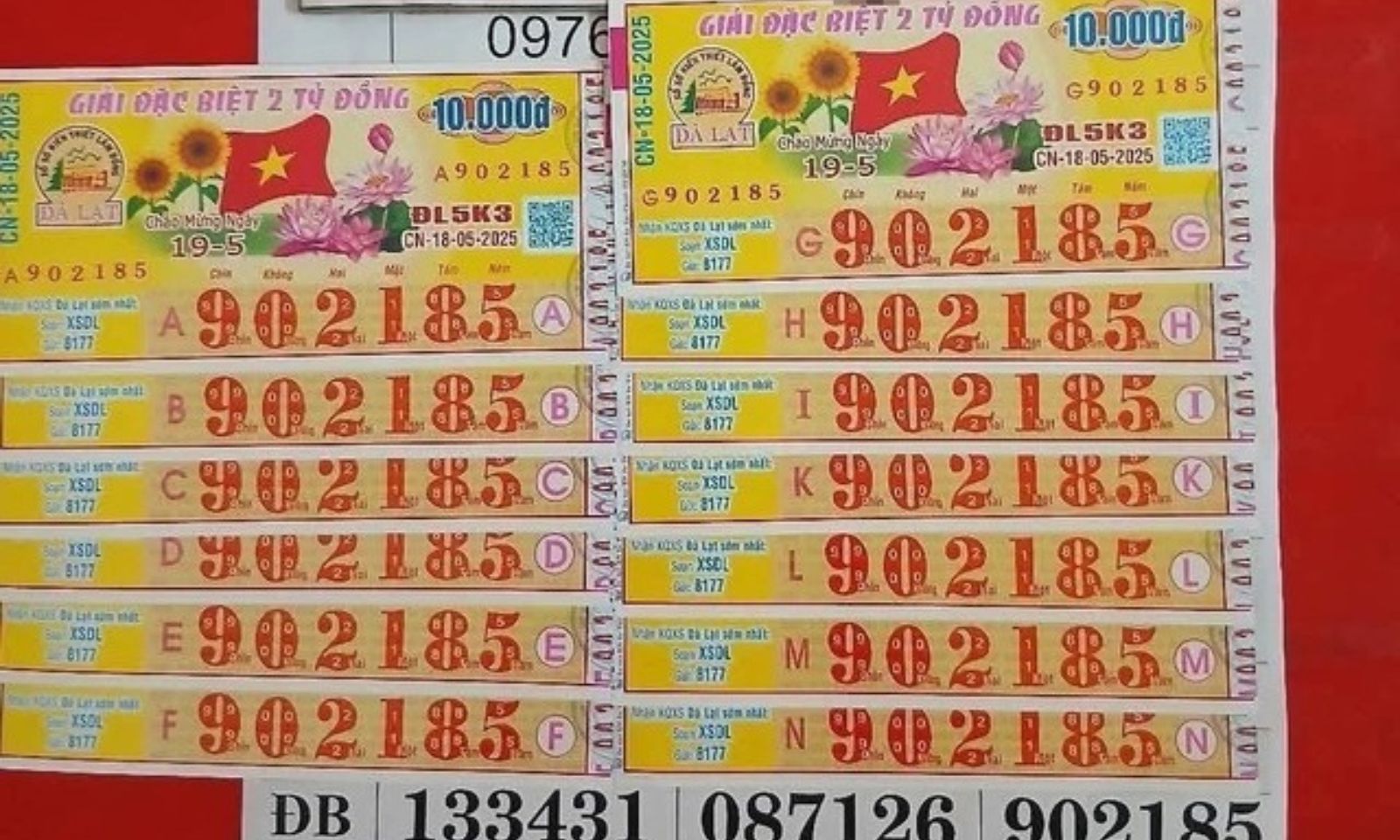 Trúng 13 tờ vé số độc đắc, người đàn ông bật khóc vì “lộc trời cho”