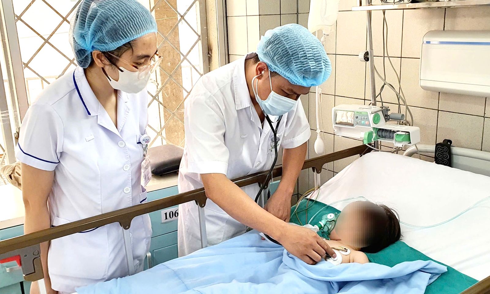 Bé gái gần 2 tuổi đuối nước nguy kịch do té vào xô đựng nước thải điều hòa
