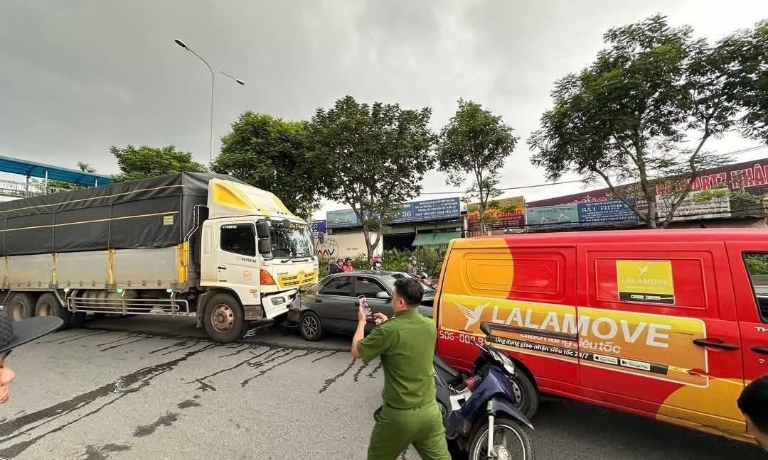 TPHCM: Tai nạn liên hoàn trước chợ đầu mối Thủ Đức, 2 người tử vong