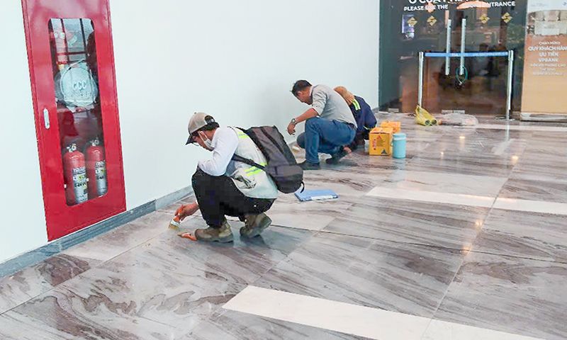 Bơm keo nền nhà ga T3 sân bay Tân Sơn Nhất vào ban đêm