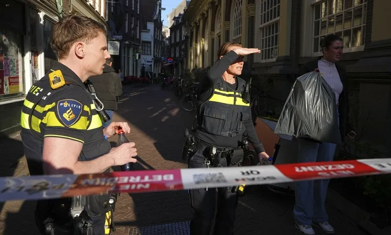 Cảnh sát phong tỏa hiện trường sau vụ đâm dao gần Quảng trường Dam ở trung tâm Amsterdam - Ảnh AP